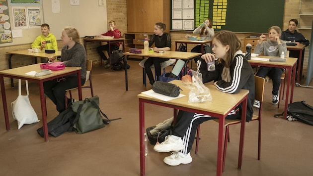 Randers, Dänemark: Hier haben die Schulen teilweise wieder geöffnet, was jedoch den Unmut von vielen Eltern erregt, die nicht wollen, dass ihre Kinder als „Versuchskaninchen“ herhalten müssen. (Bild: APA/AFP/Ritzau Scanpix/Bo Amstrup)