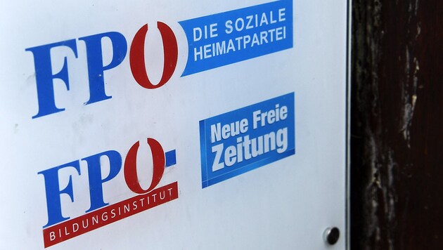 Der Eingang zur FPÖ-Parteizentrale am Friedrich-Schmidt-Platz in Wien (Bild: APA/Robert Jäger)