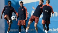 Hier trainieren Ousmane Dembele (li.) und Ivan Rakitic (2. von re.) mit Superstar Lionel Messi (2. von li.) - doch wie lange noch? (Bild: APA/AFP/LLUIS GENE)