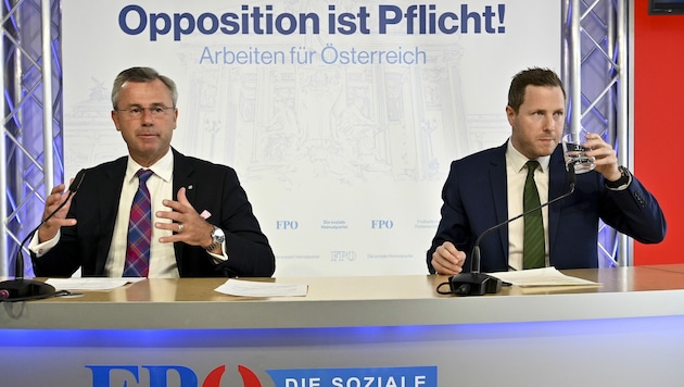FPÖ-Bundesparteiobmann Norbert Hofer und FPÖ-Generalsekretär Michael Schnedlitz (Bild: APA/HERBERT NEUBAUER)