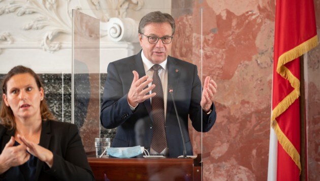 LH Günther Platter bei seiner Ansprache im Rahmen der Aktuellen Stunde. (Bild: Tiroler Landtag/Berger)