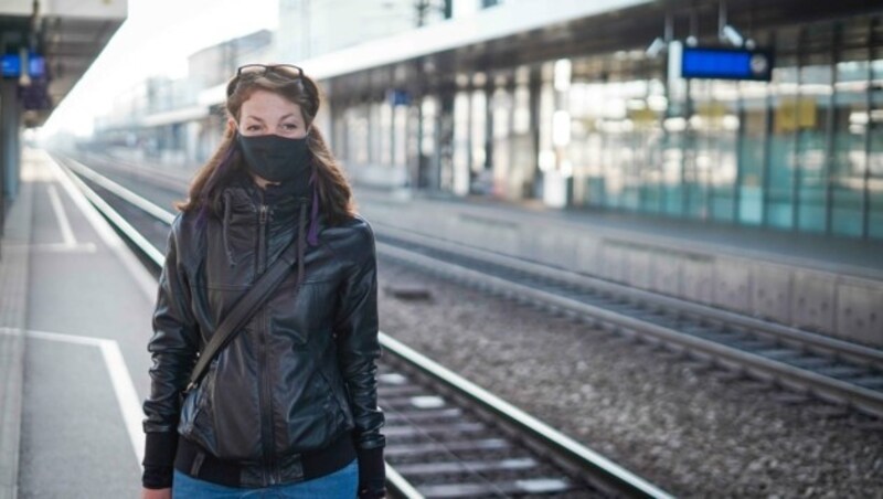 In Wels wartete Miriam Faber völlig einsam am Bahnsteig auf den Zug. (Bild: Wenzel Markus)