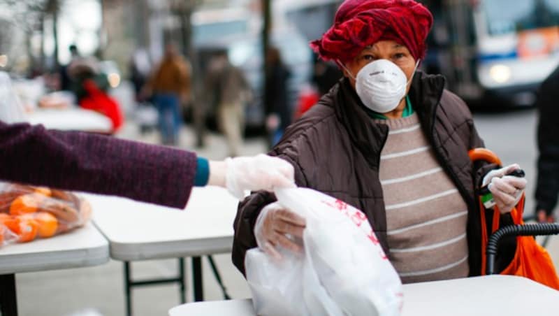 Immer mehr Menschen, die in den USA von der verheerenden Arbeitslosigkeit aufgrund der Corona-Pandemie betroffen sind, sind auf Essensspenden angewiesen. (Bild: AFP)