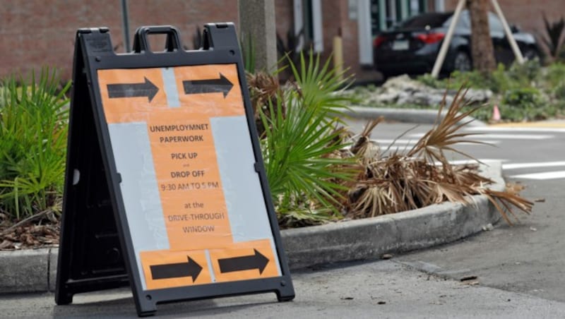 In Florida gibt es bereits Drive-in-Schalter für die Abholung und Abgabe von Unterlagen zur Arbeitslosenmeldung. (Bild: AP)