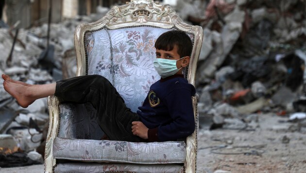 Ein Kind in der syrischen Stadt Ariha in der Provinz Idlib. Die Menschen in Syrien leiden nicht mehr nur am verheerenden Bürgerkrieg im Land, sondern zunehmend auch an der Corona-Pandemie. (Bild: AFP)