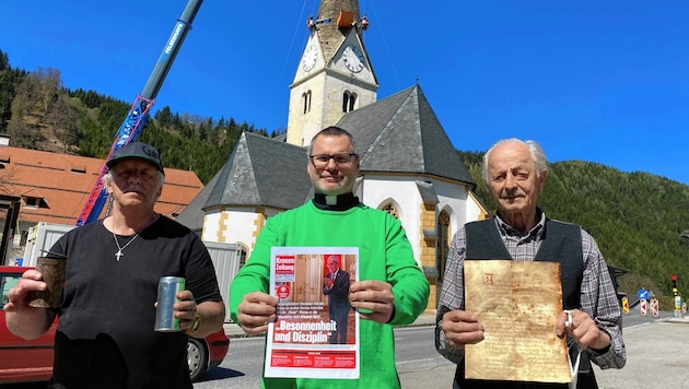 Messner Wieland mit alter und neuer Zeitkapsel, Pfarrer Wesoly mit „Krone“-Titelseite und Gruber mit Pergamenturkunde. (Bild: Leitner Tom)