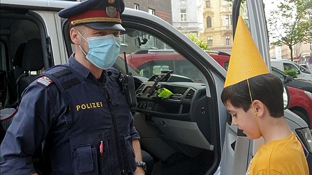 Polizist Sebastian mit Geburtstagskind Emil (Bild: LPD Wien)