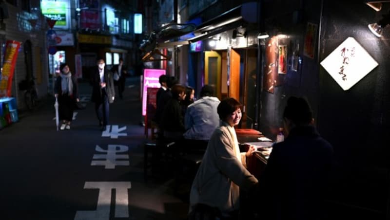 Die Restaurants haben am Freitag in der japanischen Hauptstadt Tokio geöffnet. (Bild: AFP)