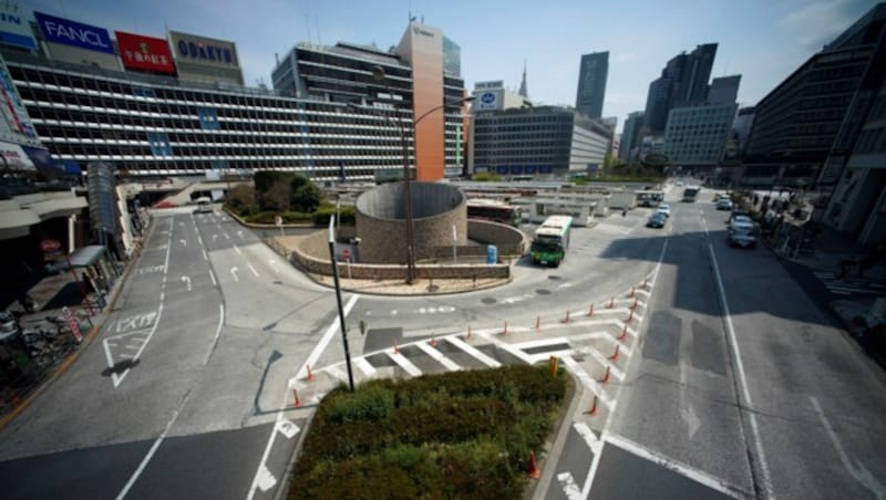 Eine normalerweise enorm stark befahrene Straße im japanischen Tokio, die während der Corona-Krise fast komplett leergefegt ist. (Bild: AP)