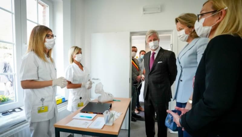 Belgiens Königin Mathilde und König Filip besuchten ein Spital in Liege (Bild: AFP)