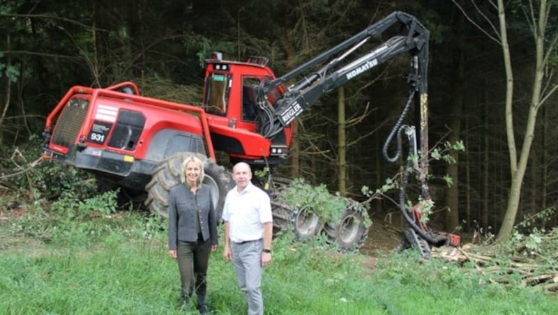 Max Hiegelsberger und Elfriede Moser vor Harvester.
 (Bild: Land OÖ)