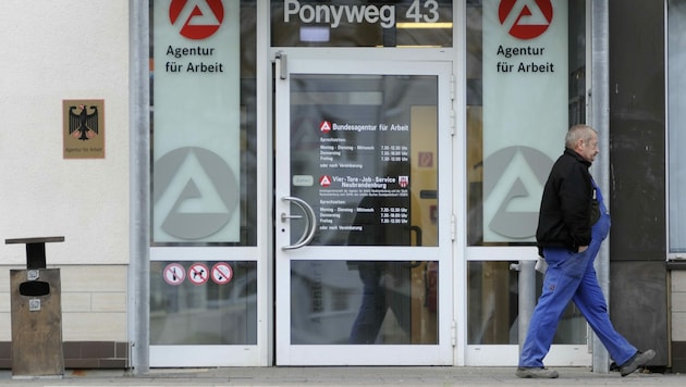 Ein Arbeitsamt in der ostdeutschen Stadt Neubrandenburg. Die deutsche Wirtschaft könnte wegen der Corona-Pandemie im zweiten Quartal um zehn Prozent schrumpfen. (Bild: AFP)