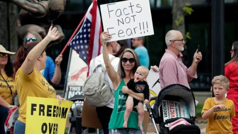 Florida soll in der Krise wieder hochfahren und auf Fakten statt Angst vertrauen und Freiheit geben, finden diese Demonstranten. (Bild: AP)