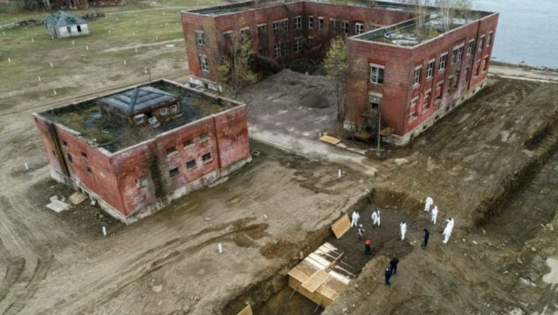 In New York muss man nun einen besonders drastischen Schritt gehen, um die vielen Leichen aufgrund der Corona-Pandemie bestatten zu können. Arbeiter heben ein Massengrab auf der Insel Hart Island im Stadtteil Bronx aus. (Bild: AP)