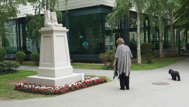 Anna Jermolaewas „Monument to a destroyed monument“ vor der Grazer Universität (Bild: Institut für KIÖR)