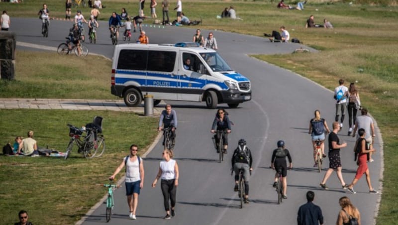 Die Polizei kontrolliert, ob die Beschränkungen von den Spaziergängern eingehalten werden. (Bild: dpa-Zentralbild/Robert Michael)