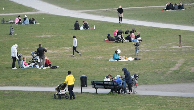 Am Samstag zog es viele Schweden in die Parks, um das schöne Wetter im Freien zu genießen. Bars und Restaurants haben in Schweden nach wie vor geöffnet, lediglich Zusammenkünfte von mehr als 50 Personen sind verboten. (Bild: AFP)