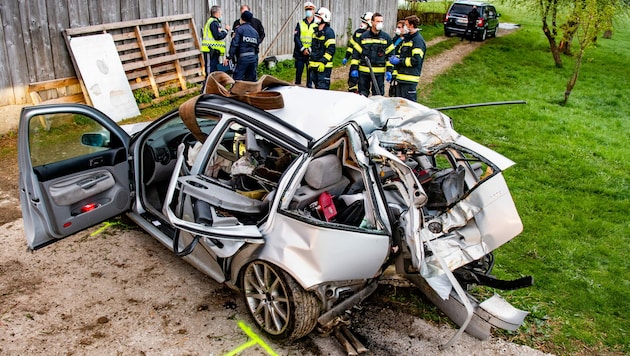 Das Auto, in dem die drei jungen Menschen saßen, wurde bei dem Unfall völlig zerstört. (Bild: FOTOKERSCHI.AT / KERSCHBAUMMAYR)