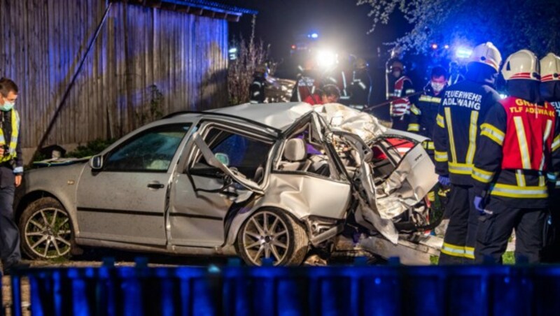 Sonntagfrüh sind bei einem Verkehrsunfall in Adlwang in Oberösterreich zwei Jugendliche gestorben. (Bild: FOTOKERSCHI.AT / KERSCHBAUMMAYR)