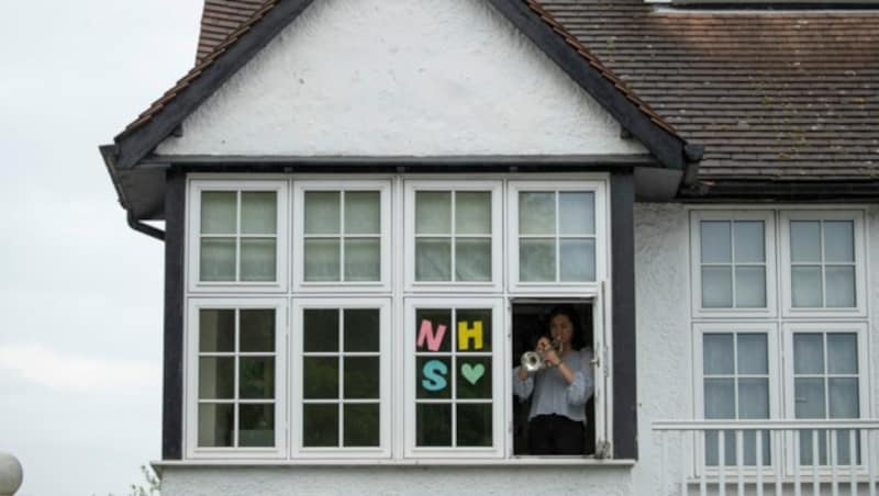 Ein Fensterkonzert in London unter Einhaltung der „Social Distancing“-Vorschriften (Bild: AP)