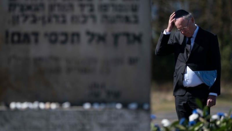 Mit einer Kippa steht Stephan Weil, Ministerpräsident von Niedersachsen (SPD), vor dem Jüdischen Mahnmal während der Gedenkveranstaltung zum 75. Jahrestag der Befreiung des KZ Bergen-Belsen. (Bild: APA/dpa/Peter Steffen)