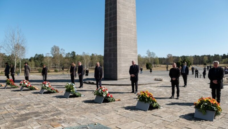 Teilnehmer beten am Obelisken während der Gedenkveranstaltung. (Bild: APA/dpa/Peter Steffen)