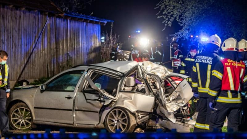 Sonntagfrüh starben bei einem Verkehrsunfall in Adlwang eine 15-Jährige und ein 20-Jähriger. (Bild: FOTOKERSCHI.AT / KERSCHBAUMMAYR)