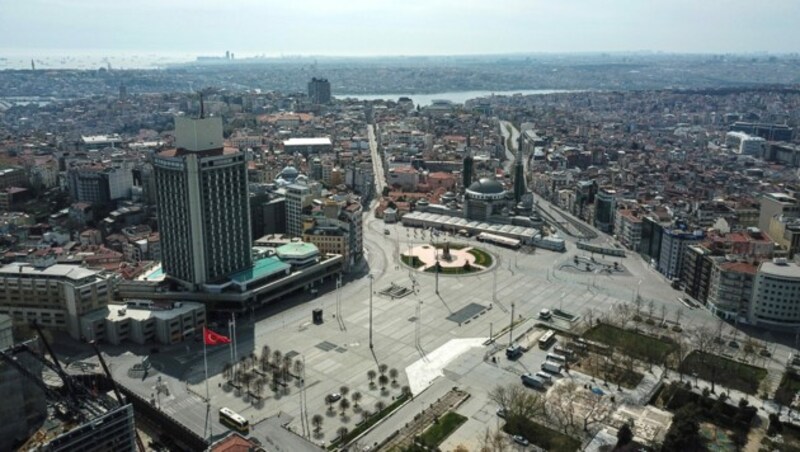 Leere Plätze und Straßen in der Millionenmetropole Istanbul (Bild: AFP)