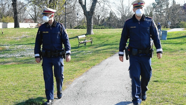 Polizisten mit Masken auf „Corona-Streife“ (Bild: Patrick Huber)
