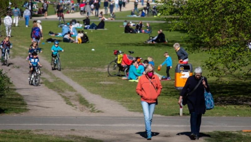 Das schöne Wetter zieht auch in Deutschland die Menschen ins Freie, wie hier im Volkspark Wilmersdorf in Berlin. (Bild: AFP)