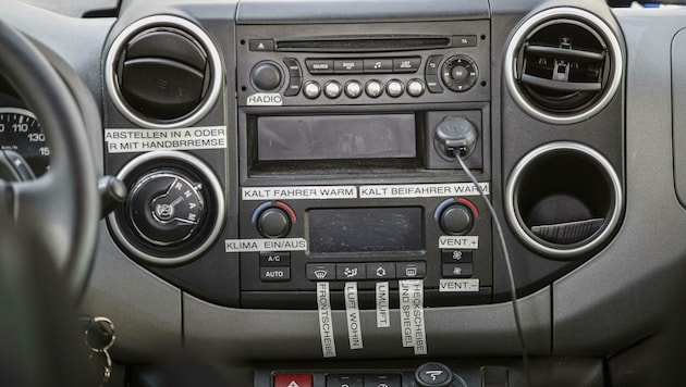 Notizen im Cockpit des Unfallautos (Bild: Tschepp Markus)