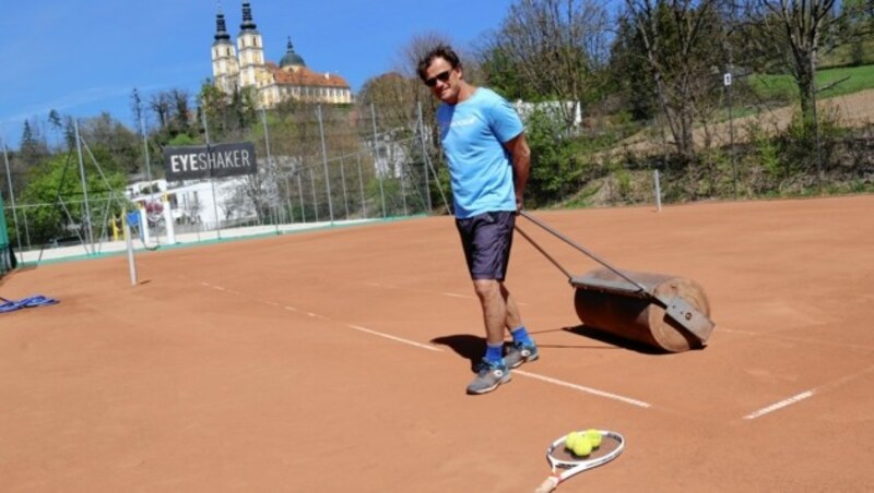 Die Tennisplätze werden wieder gewalzt. (Bild: Christian Jauschowetz)