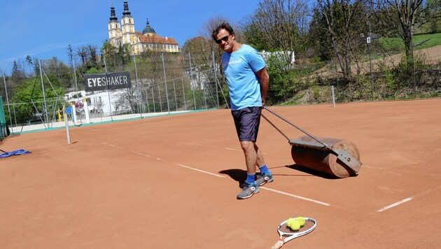 Die Tennisplätze werden wieder gewalzt. (Bild: Christian Jauschowetz)