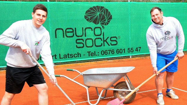 Obmann Schöller und Tennisclub-Mitglied Norbert Latsch (re.) am Court. (Bild: Crepaz Franz)