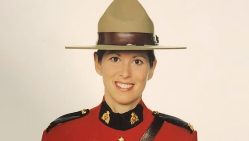 Die getötete Polizistin Heidi Stevenson (Bild: AFP PHOTO/NOVA SCOTIA RCMP, krone.at-Grafik)