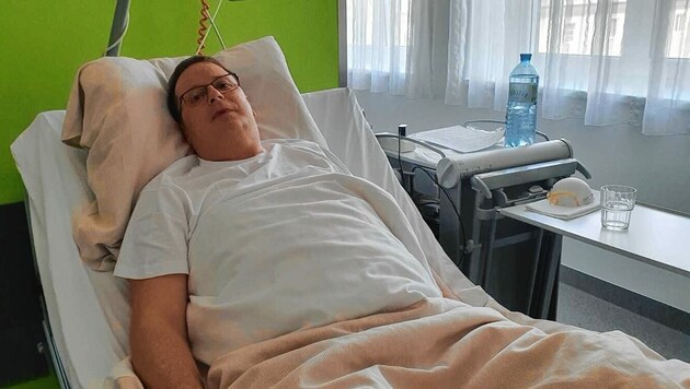 Johannes Mosser (53) liegt seit zwei Wochen im Krankenhaus Spittal. Er ist auf dem Weg der Besserung. (Bild: Mosser)