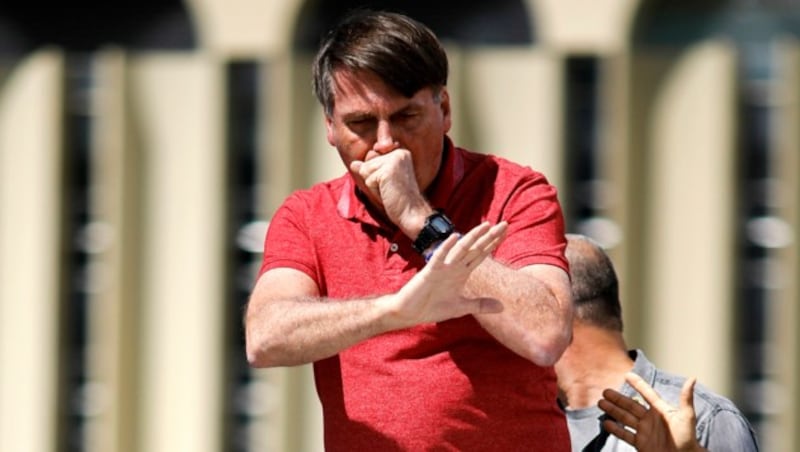 Brasiliens Präsident Jair Bolsonaro hustet während seiner Rede. (Bild: AFP)