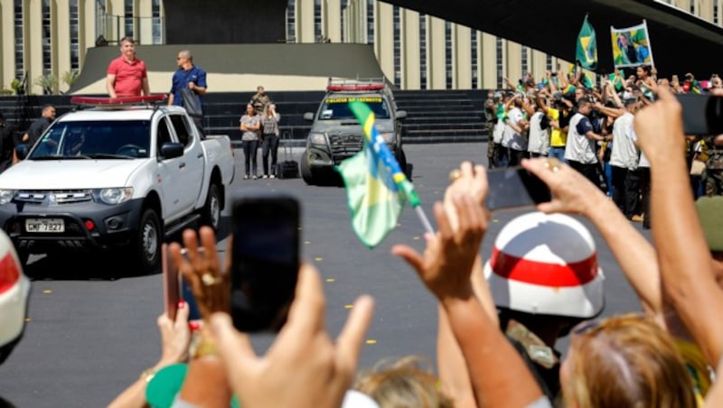 Jair Bolsonaro spricht von der Ladefläche eines Autos zu seinen Anhängern. (Bild: AFP)