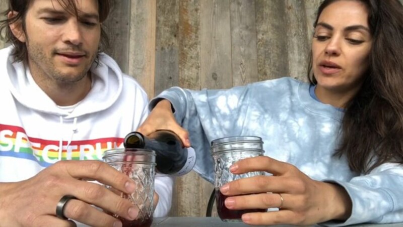 Ashton Kutcher und Mila Kunis schenken sich je ein Glas ihres Quarantäne-Weins ein. (Bild: www.instagram.com)