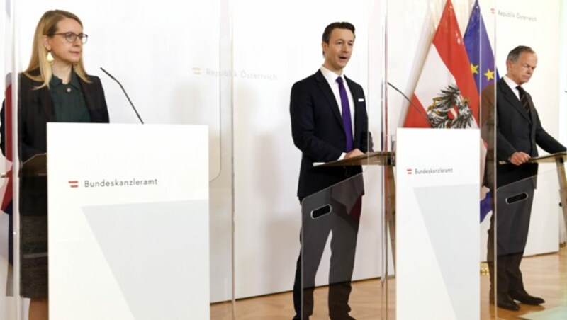 Wirtschaftsministerin Margarete Schramböck (ÖVP), Finanzminister Gernot Blümel (ÖVP) und Andreas Treichl (Obmann der Bundessparte Bank und Versicherung der WKÖ) (Bild: APA/ROLAND SCHLAGER)