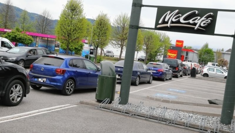 Meterlang stauen sich die Autos vor dem McDonald‘s-Restaurant in der Rosentaler Straße. (Bild: Uta Rojsek-Wiedergut)