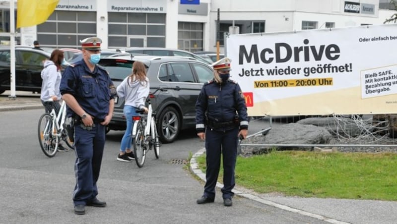 Die Polizei regelt den Verkehr. (Bild: Rojsek-Wiedergut Uta)