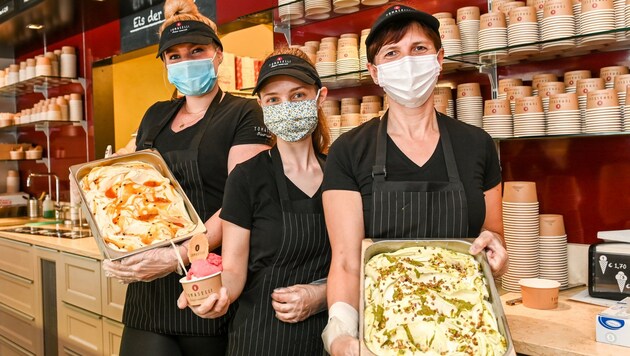 Mit Mundschutz präsentieren die Tomaselli-Verkäuferinnen die köstlichen Eiskreationen. (Bild: LIEBL Daniel | zeitungsfoto.at)