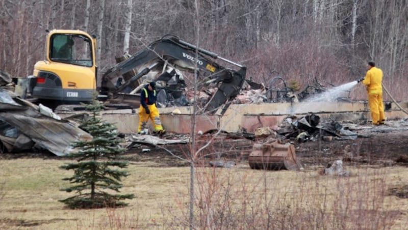 Auch mehrere Häuser setzte der Schütze in Brand. (Bild: AP)