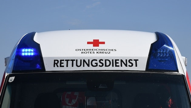Die 16-Jährige wurde von der Rettung ins Krankenhaus Lienz gebracht.  (Bild: P. Huber)