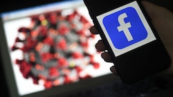 Die sogenannte Labor-Theorie hält sich seit Beginn der Pandemie hartnäckig. Facebook lässt nun wieder Debatten dazu zu. (Bild: AFP)