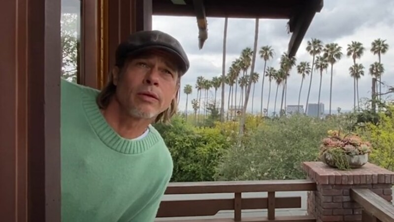 Brad Pitt schaut nach, wie das Wetter ist. (Bild: www.youtube.com)