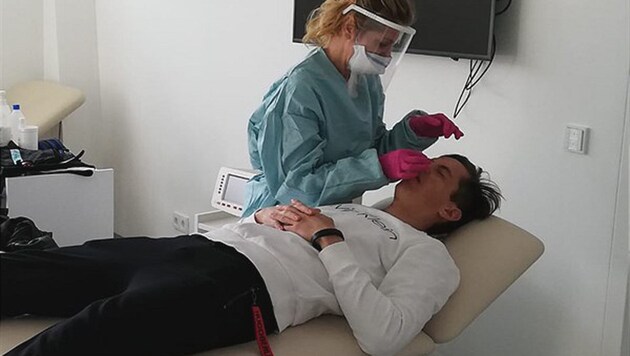 Johannes Handl beim Corona-Test mit Ärztin Gudrun Sadik (Bild: FK Austria Wien)