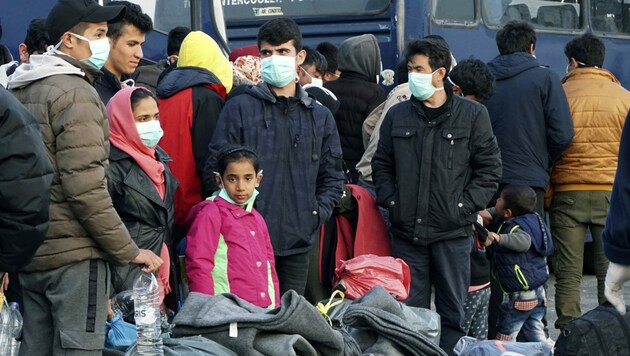 Viele Migranten harren in Griechenland aus. (Bild: AP)