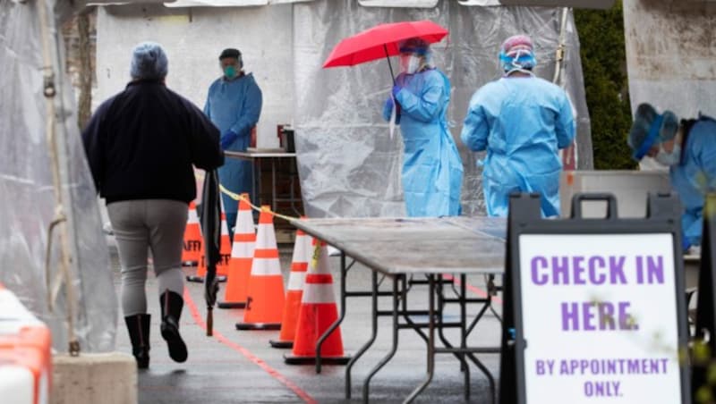 Zu dieser Teststation in Providence kann man auch zu Fuß gehen und sich auf das neuartige Coronavirus testen lassen. (Bild: AP)